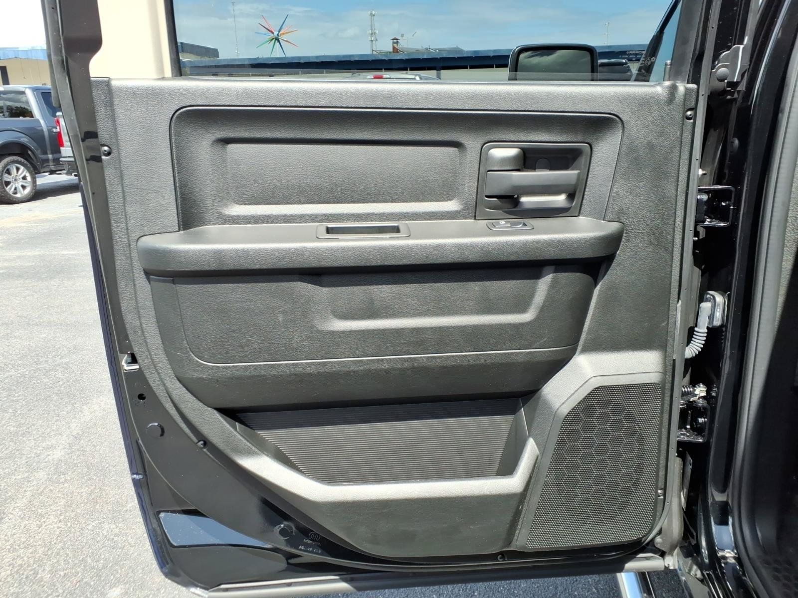 Used 2019 RAM 1500 Tradesman w/ Chrome Appearance Group RWD image 16