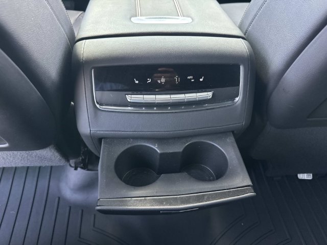 Used 2022 Cadillac Escalade Luxury RWD image 17