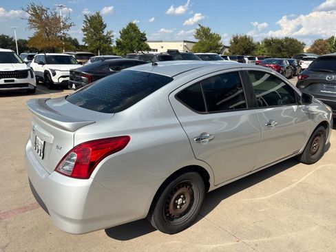 Used 2019 Nissan Versa SV FWD image 4