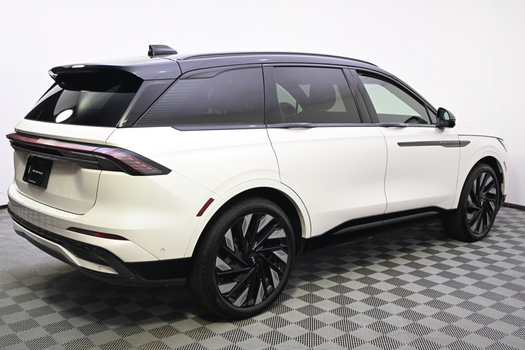 Used 2024 Lincoln Nautilus Reserve w/ Equipment Group 202A AWD/4WD image 7