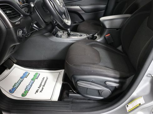 Used 2019 Jeep Cherokee Latitude w/ Cold Weather Group AWD/4WD image 13