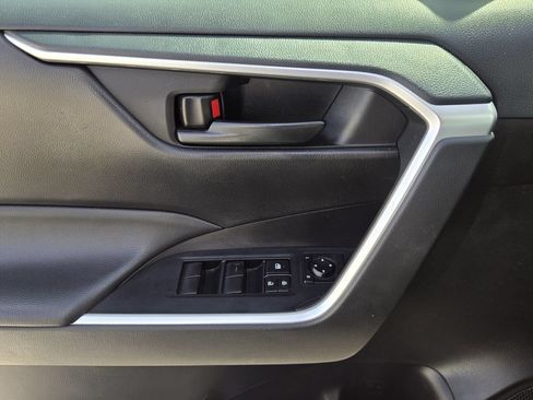 Used 2022 Toyota RAV4 LE AWD/4WD image 25