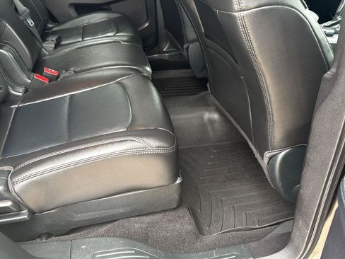 Used 2018 Ford Explorer XLT w/ Equipment Group 202A AWD/4WD image 12