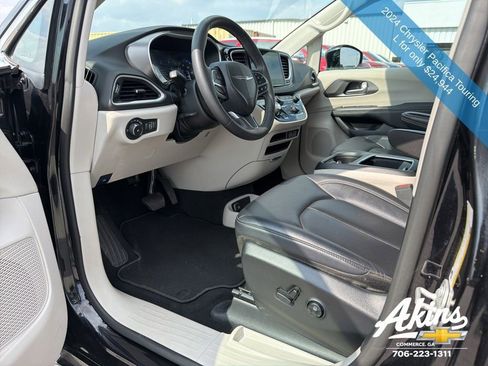 Used 2024 Chrysler Pacifica Touring-L FWD image 13