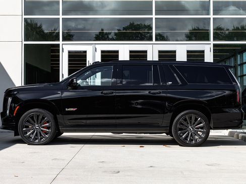 Used 2025 Cadillac Escalade ESV V image 16