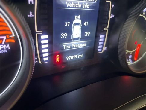 Used 2019 Jeep Cherokee Latitude Plus w/ Cold Weather Group AWD/4WD image 17
