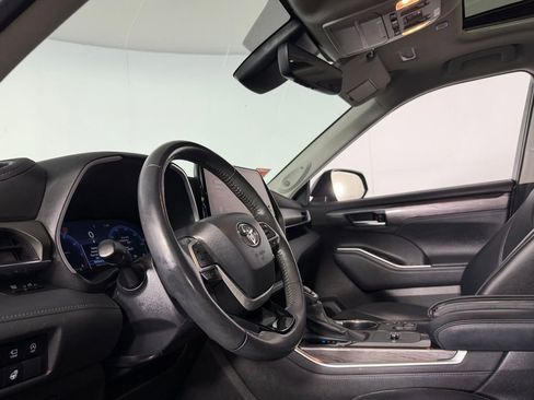 Used 2024 Toyota Highlander Limited FWD image 19