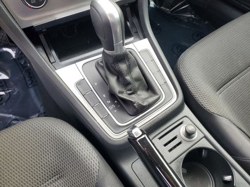 Used 2016 Volkswagen Golf S image 21