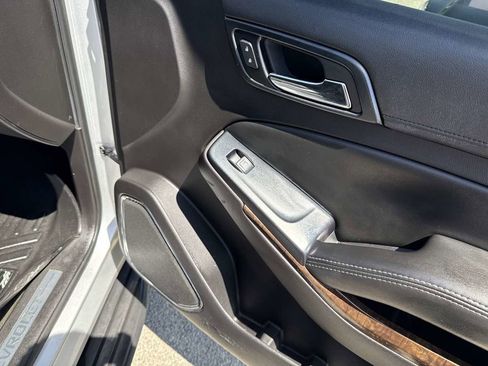 Used 2015 Chevrolet Suburban LT RWD image 18