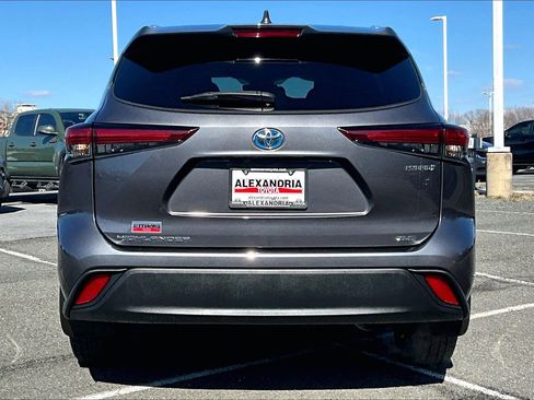 Used 2023 Toyota Highlander XLE image 4