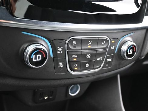 Used 2023 Chevrolet Traverse LT image 21