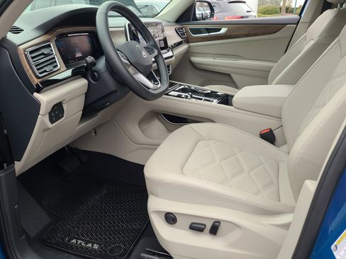 Used 2025 Volkswagen Atlas SE image 14