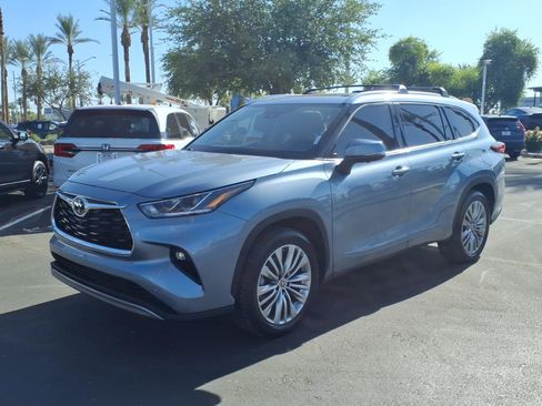 Used 2023 Toyota Highlander Platinum FWD image 8