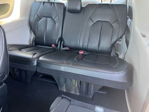 Used 2023 Chrysler Pacifica Touring-L FWD image 18