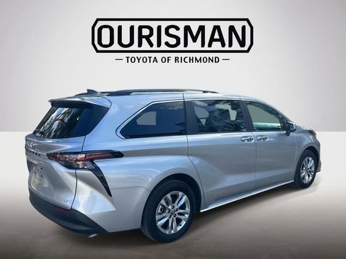 Used 2025 Toyota Sienna XLE w/ XLE Plus Package image 4