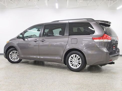 Used 2013 Toyota Sienna XLE image 9