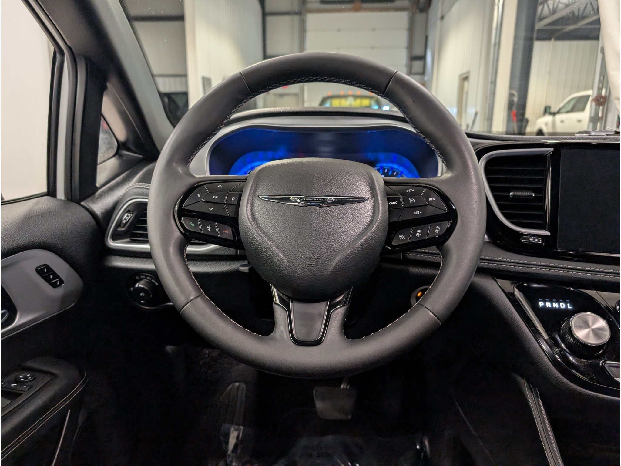 Used 2025 Chrysler Pacifica Limited FWD image 12