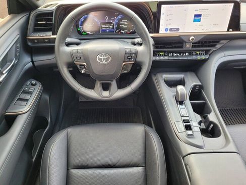 Used 2023 Toyota Crown Limited image 16