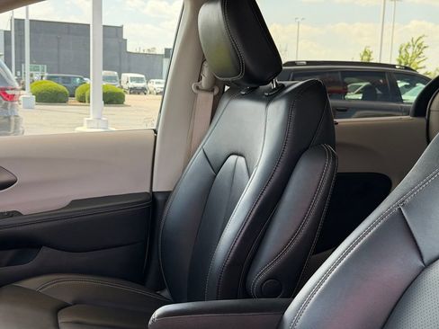 Used 2024 Chrysler Pacifica Touring-L FWD image 11