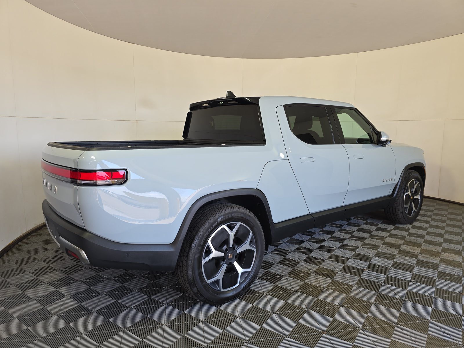 Used 2023 Rivian R1T Adventure Dual AWD/4WD image 5