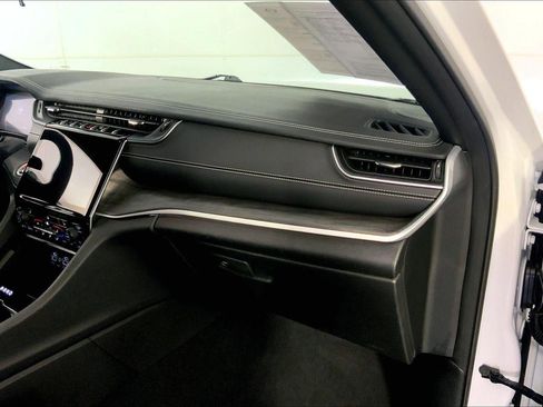 Used 2025 Jeep Grand Cherokee Limited AWD/4WD image 16