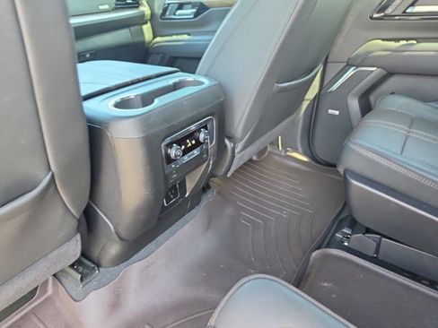 Used 2025 Chevrolet Suburban High Country image 23