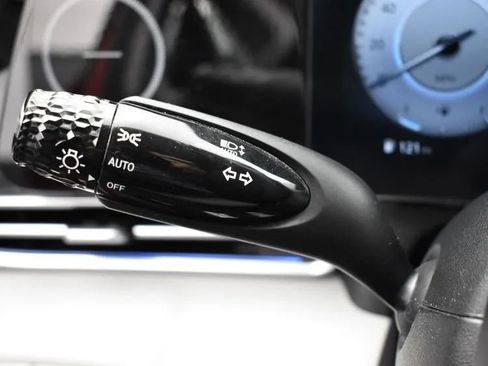 Used 2025 Hyundai Elantra Limited image 25