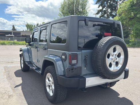 Used 2014 Jeep Wrangler Unlimited Sahara AWD/4WD image 18