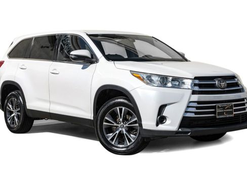 Used 2019 Toyota Highlander LE image 4