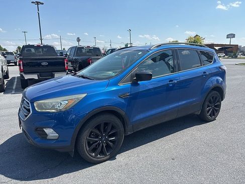 Used 2017 Ford Escape SE w/ Equipment Group 201A AWD/4WD image 2