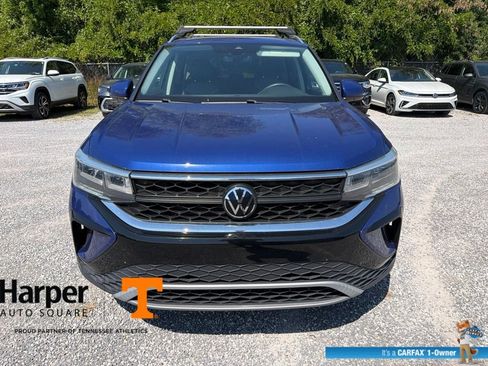 Used 2023 Volkswagen Taos SE w/ Panoramic Sunroof Package FWD image 8