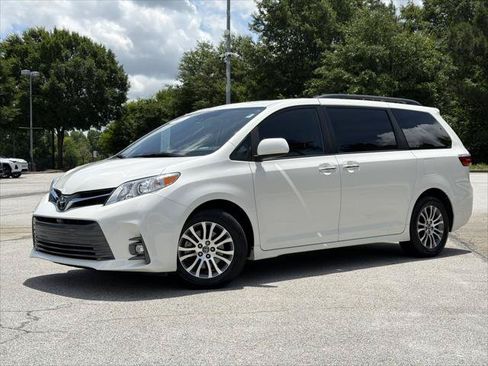 Certified 2020 Toyota Sienna XLE FWD image 1