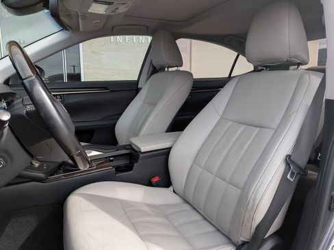 Used 2016 Lexus ES 300h w/ Luxury Package w/Wood Trim image 9