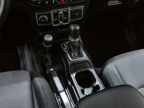 Used 2018 Jeep Wrangler Unlimited Sahara AWD/4WD image 18