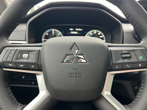 New 2025 Mitsubishi Outlander SE image 25