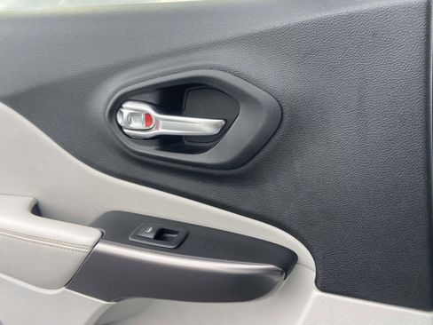 Used 2020 Jeep Cherokee Limited image 16