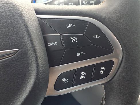 Used 2024 Chrysler Pacifica Touring-L image 20