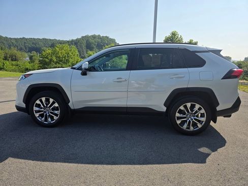 Used 2021 Toyota RAV4 XLE Premium image 8