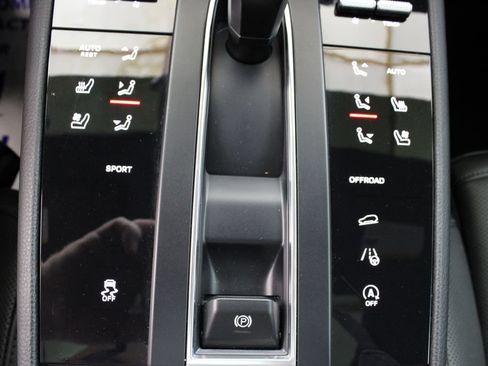 Certified 2023 Porsche Macan AWD/4WD image 37