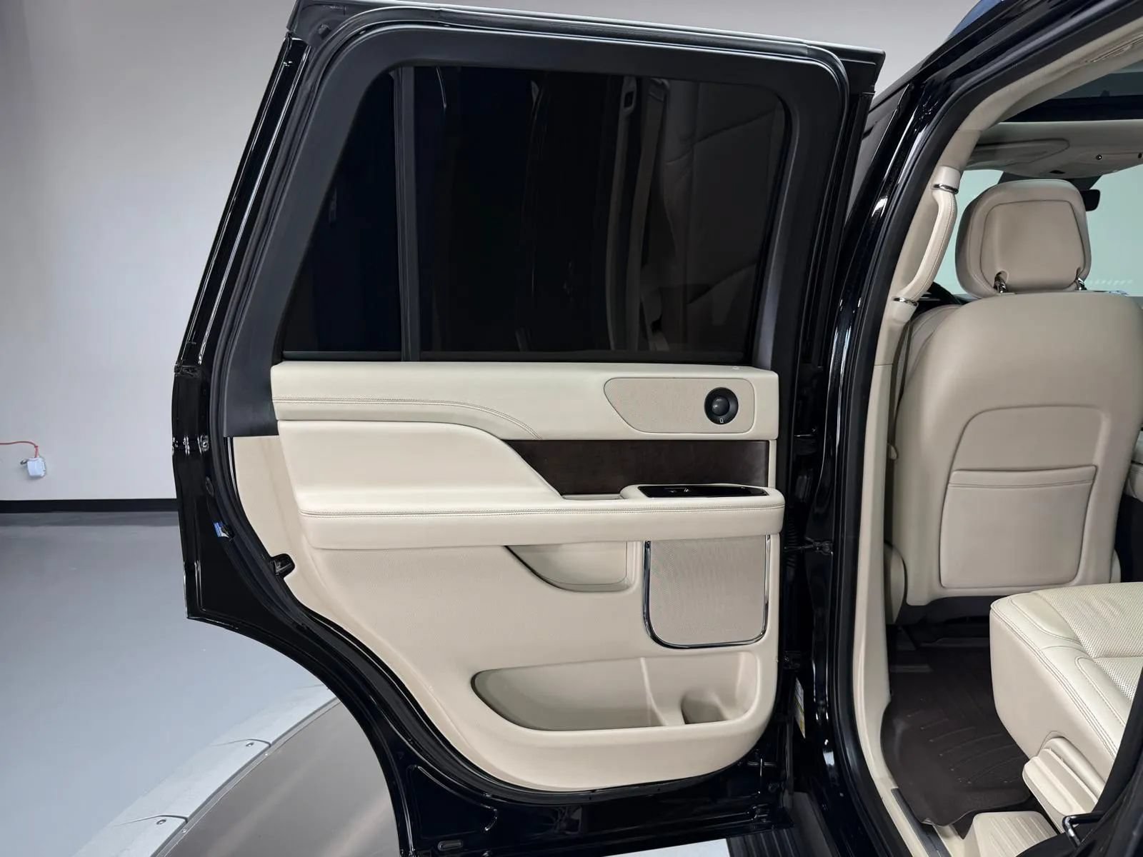 Used 2018 Lincoln Navigator Select AWD/4WD image 19