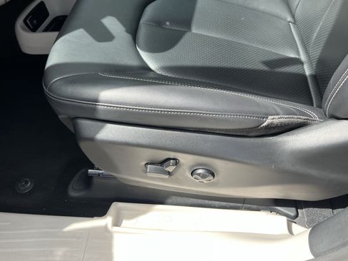 Used 2024 Chrysler Pacifica Touring-L FWD image 17