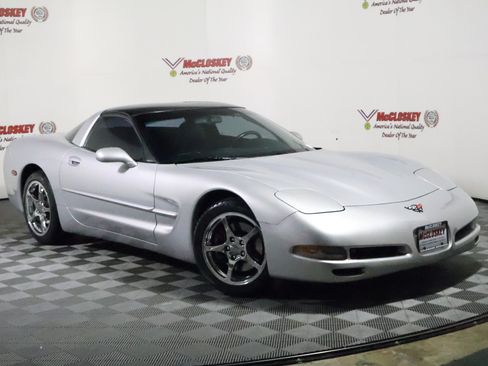 Used 1998 Chevrolet Corvette Coupe w/ Roof Pkg RWD image 2