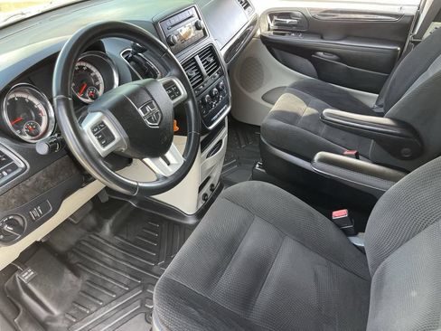 Used 2017 Dodge Grand Caravan SE w/ UConnect Hands-Free Group FWD image 18