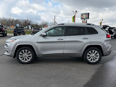 Used 2017 Jeep Cherokee Overland AWD/4WD image 5