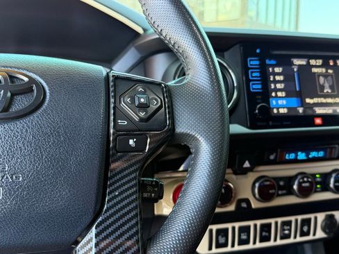 Used 2017 Toyota Tacoma TRD Off-Road AWD/4WD image 19