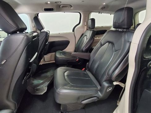 Used 2020 Chrysler Pacifica Touring-L Plus w/ Advanced Safetytec Group image 17