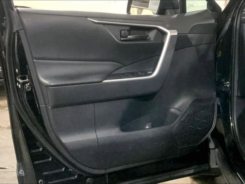 Used 2020 Toyota RAV4 LE w/ Carpet Mat Package image 22