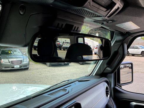 Used 2024 Jeep Wrangler Sahara image 33