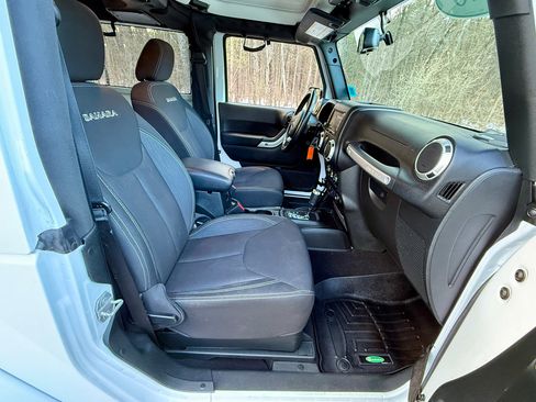 Used 2018 Jeep Wrangler Sahara w/ Connectivity Group image 23