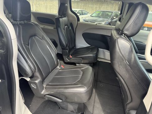 Used 2023 Chrysler Pacifica Touring-L image 12